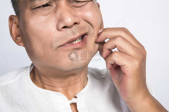 牙疼的中年男人图片