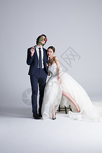 穿婚纱西装的情侣背景图片