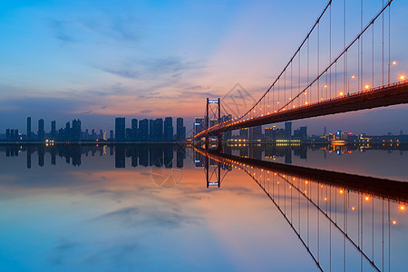 夕阳落日下的武汉长江上的桥梁背景图片