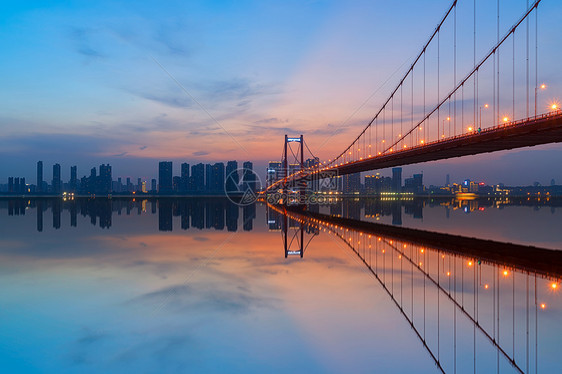 夕阳落日下的武汉长江上的桥梁图片
