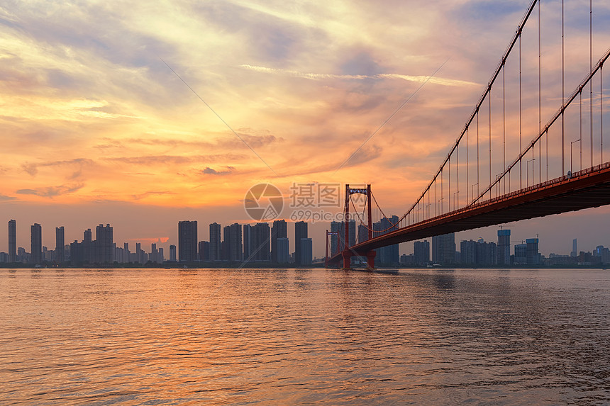夕阳落日下的武汉长江上的桥梁图片