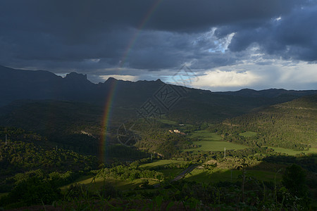 西班牙阿拉贡地区格劳斯山区的彩虹图片