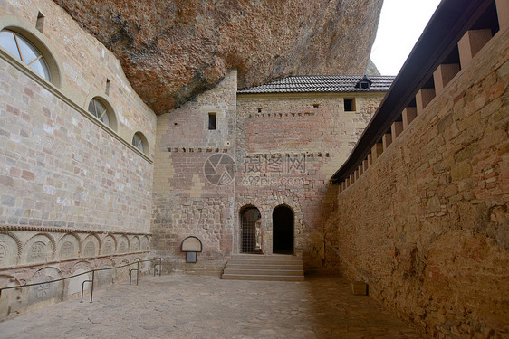 西班牙韦斯卡地区建在山岩下的圣詹德拉佩拉修道院图片