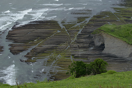 西班牙巴斯克海岸地质公园内的萨科内塔海滩被海水侵蚀下形成的独特地貌图片
