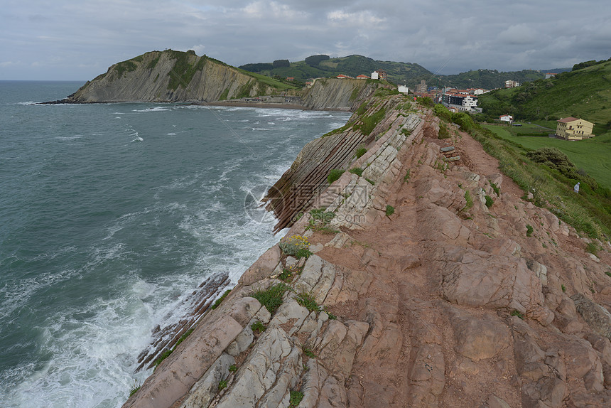西班牙巴斯克海岸独特的复理石地质结构海滩图片
