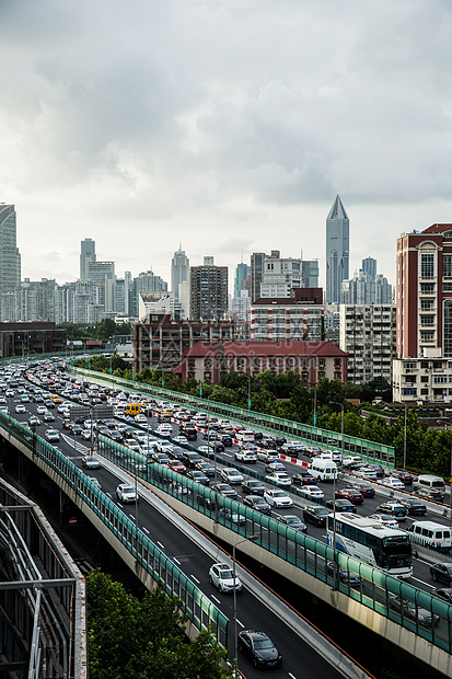 傍晚的高架道路交通繁忙图片