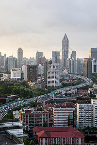 傍晚的高架道路交通繁忙图片