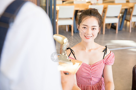 年轻美女咖啡馆图片