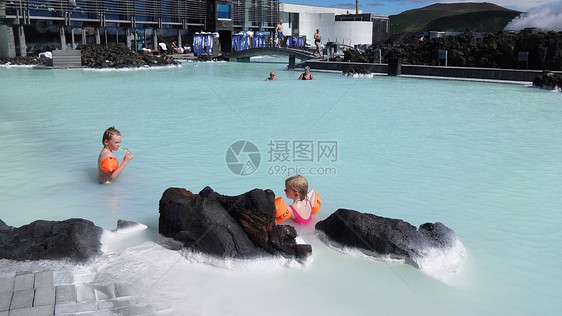 冰岛蓝湖温泉孩童戏水图片