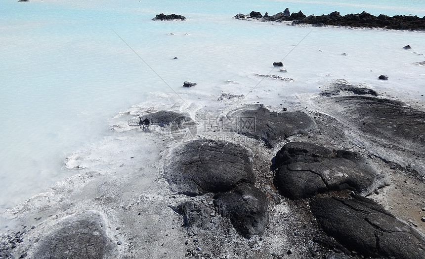 冰岛蓝湖边露出的火山岩图片