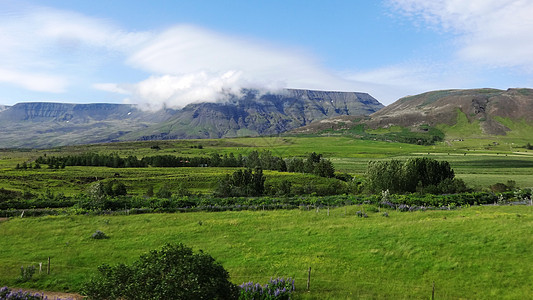 冰岛首都郊外景色云绕平顶山图片