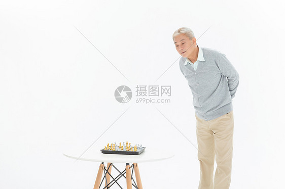 老年人观棋图片