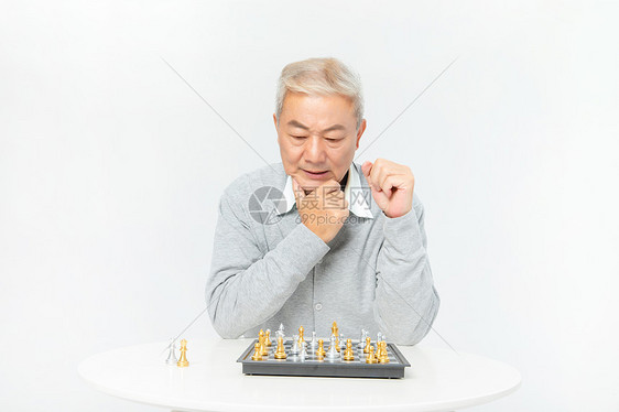 老年人下棋图片