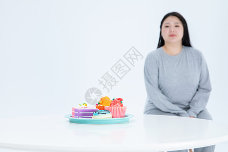 胖女生与甜食图片