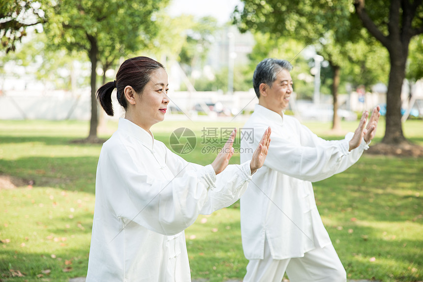 老年人太极锻炼图片