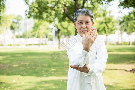 老年人太极锻炼图片