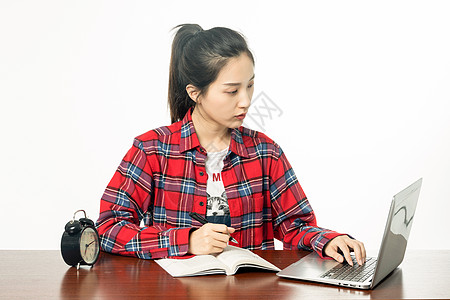 女学生学习计算机图片