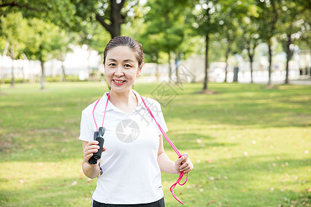 老年人运动锻炼跳绳图片