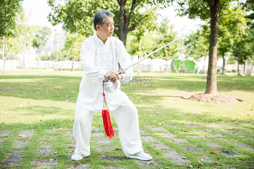 老年人锻炼太极剑图片