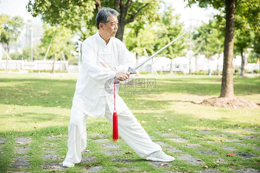 老年人锻炼太极剑图片