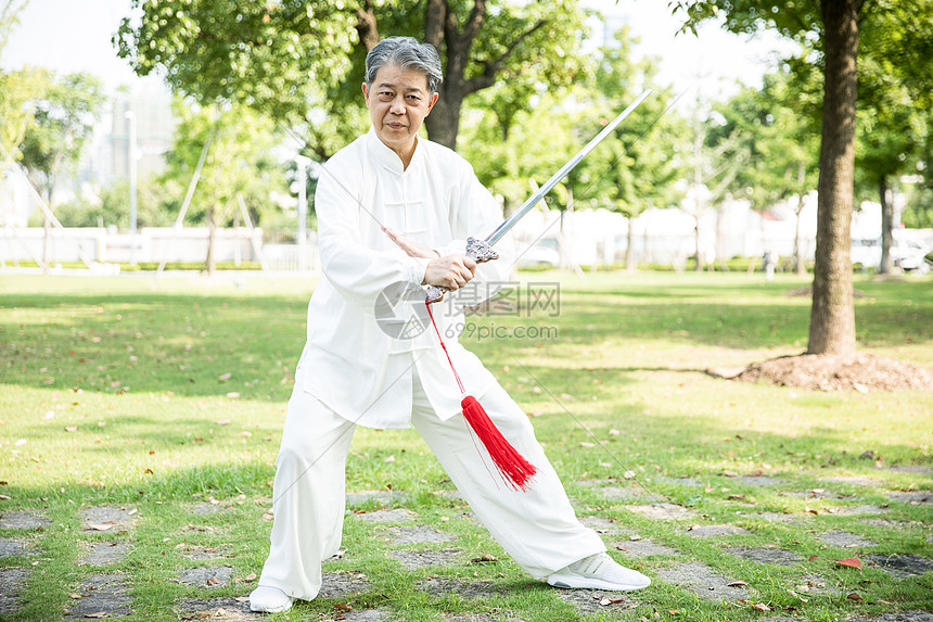 老年人锻炼太极剑图片