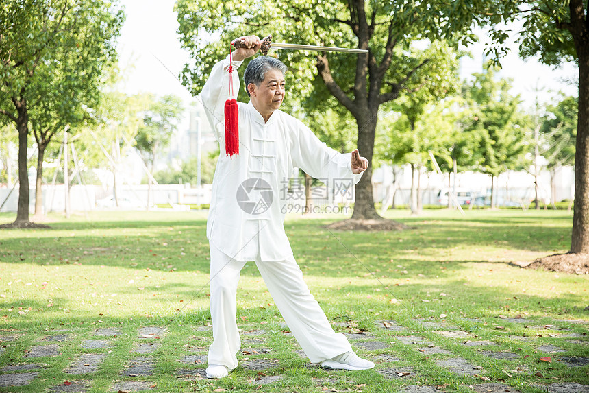 老年人锻炼太极剑图片