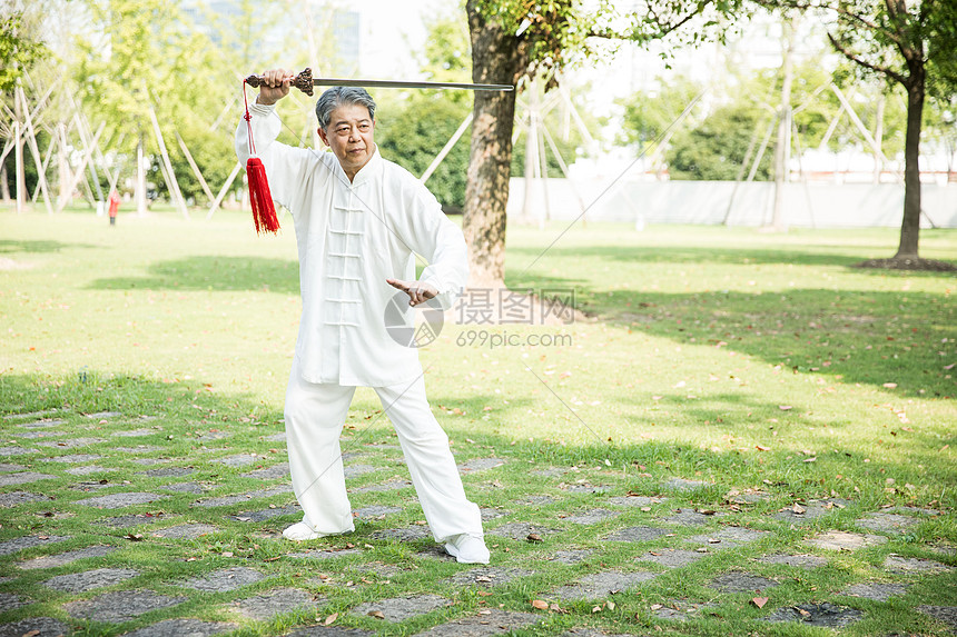 老年人锻炼太极剑图片