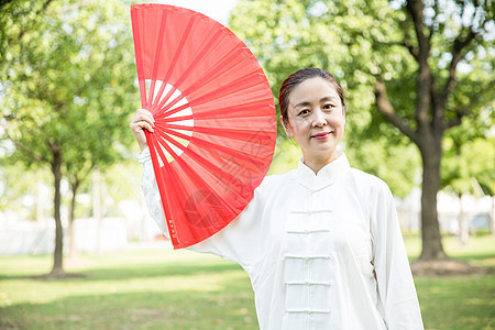 老年人锻炼太极扇图片