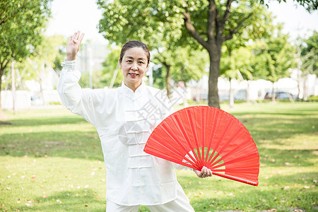 老年人锻炼太极扇背景图片