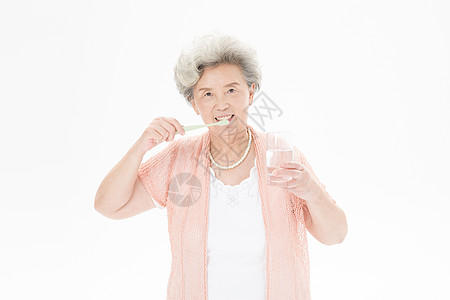 老年人奶奶刷牙高清图片