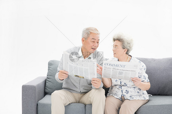 老年夫妇看报纸图片