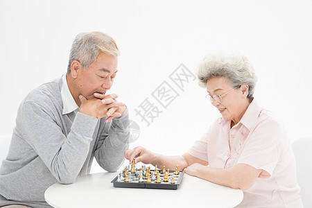 老年夫妇下棋图片