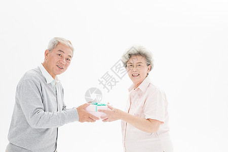 老年夫妇送礼物背景图片