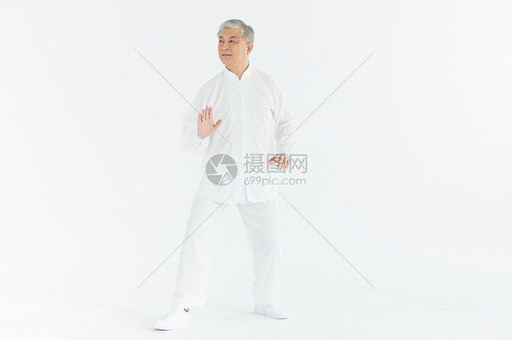 老年男性太极拳锻炼形象图片