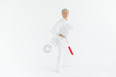 老年男性太极剑锻炼形象背景图片