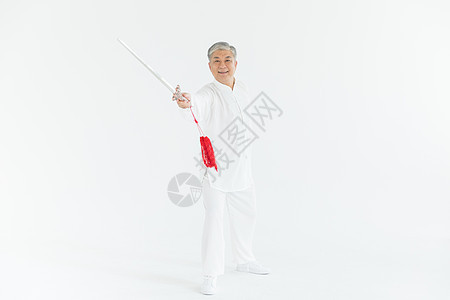老年男性太极剑锻炼形象背景图片