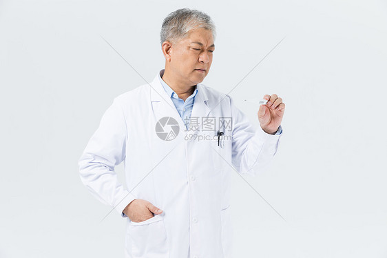老年男性医生拿体温计图片