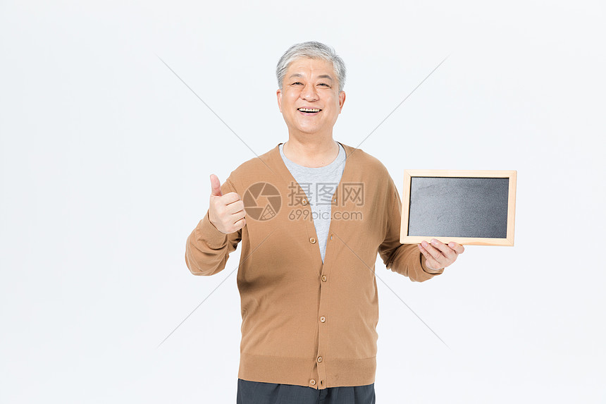 老年男性拿小黑板形象图片