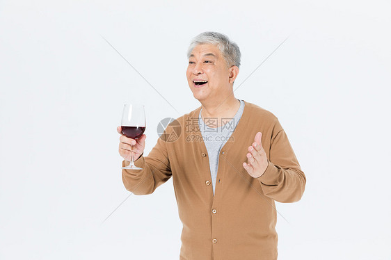 老年人喝红酒图片