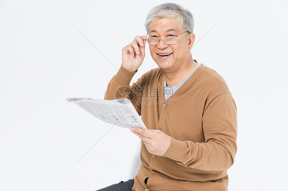 老年人戴眼镜看报纸图片