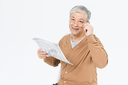 老年人戴眼镜看报纸图片