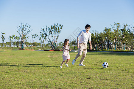 足球培训公园父女踢球背景