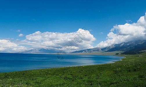 赛里木湖北天山山脉高清图片