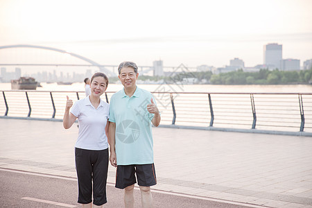 老年夫妇晨练形象图片