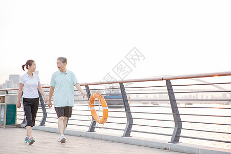 老年夫妇运动散步图片