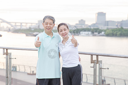 老年夫妇晨练形象图片