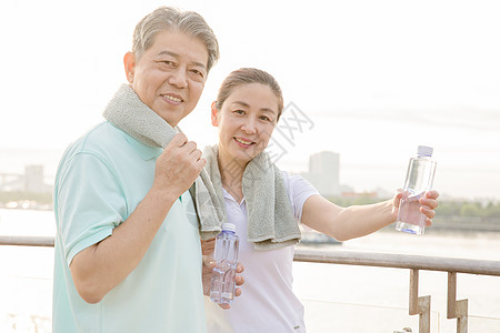 老年夫妇运动擦汗图片