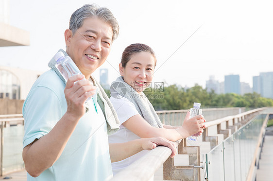 老年夫妇运动擦汗图片