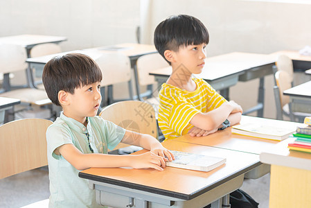 小学生认真听课返校高清图片素材