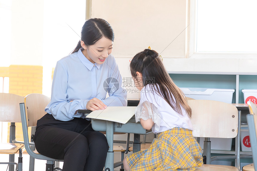 老师辅导小学生图片